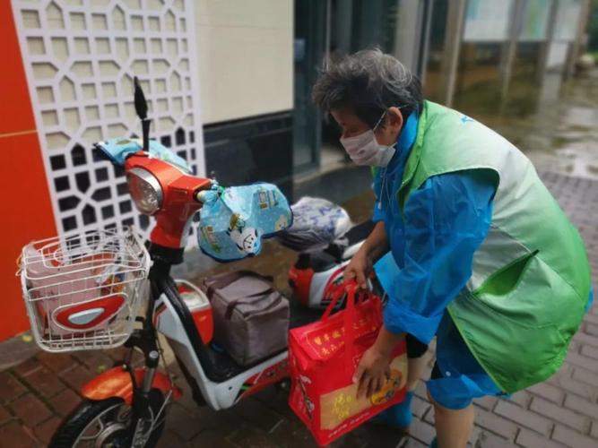 12级大风下的外卖员;大风天送外卖
