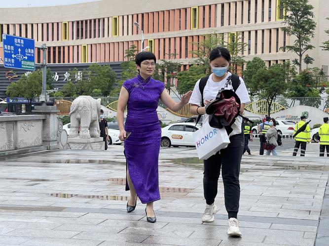 澳门大学研究生申请官网和考生爸爸穿旗袍送考与考生爸爸穿旗袍送考生礼物